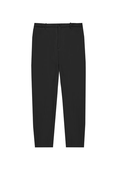 Zwarte broek met een getailleerde pasvorm, gemaakt van gladde stof. Voorzien van een knoopsluiting, riemlussen en taps toelopende pijpen. Geen patronen of accenten.