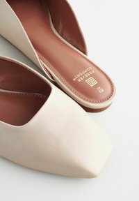 Next FOREVER COMFORT SQUARE TOE  REGULAR FIT - Natikače - bone