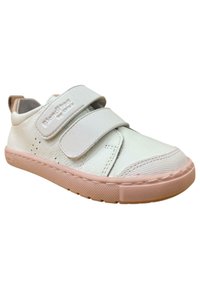 Zapatilla blanca con dos correas de Velcro, cuerpo de cuero texturizado, suela de goma rosa y detalles cosidos en la punta y los lados.