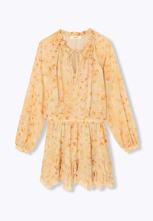 Robe fleurie pêche clair avec manches longues, encolure en V volantée avec lien, taille élastique et ourlet volanté.