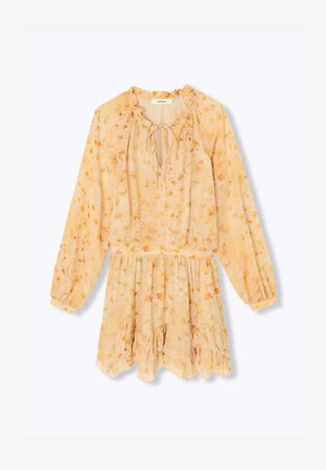 Robe fleurie pêche clair avec manches longues, encolure en V volantée avec lien, taille élastique et ourlet volanté.