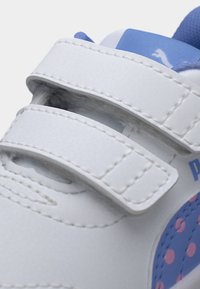 Λευκά συνθετικά παπούτσια με μπλε και ροζ πουά. Διαθέτουν λουράκια με βέλκρο και επενδυμένο κολάρο αστραγάλου. Στρογγυλερή μύτη και υφή στη σόλα.