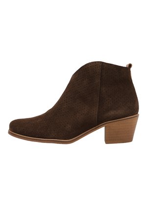 Botín de ante marrón con pequeñas perforaciones, tacón de bloque de madera y una lengüeta en la parte trasera.