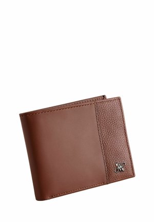 Portefeuille en cuir marron avec un panneau latéral texturé, finition lisse, bords cousus et un accent de logo argenté à l'avant.