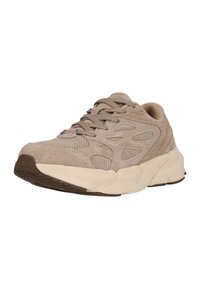 Baskets en daim beige avec une semelle épaisse blanc cassé, des panneaux latéraux perforés et des lacets beiges, inclinées pour montrer l'avant et le côté extérieur.