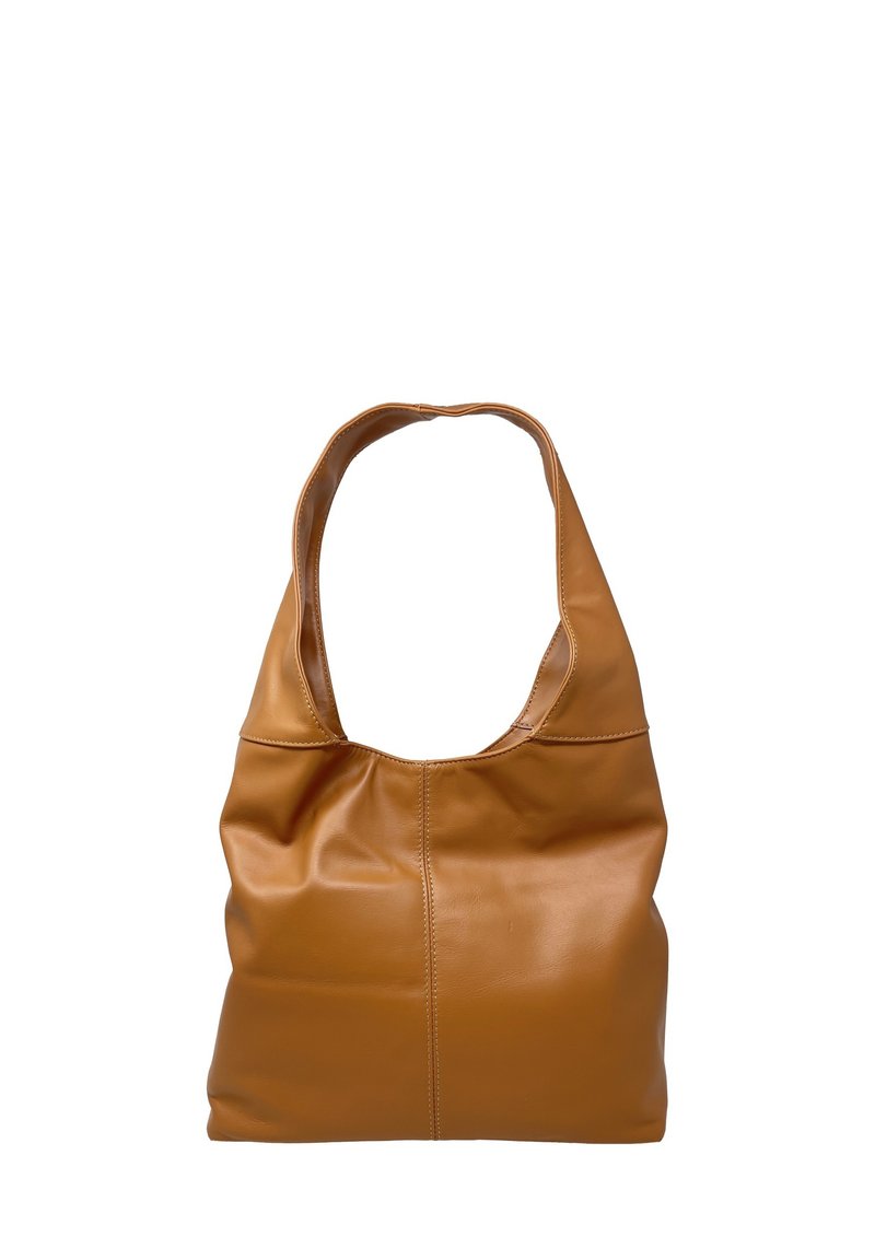 Borsa tote in pelle marrone con una tracolla allungata, parte superiore arrotondata e superficie liscia. Presenta dettagli delle cuciture sul davanti.