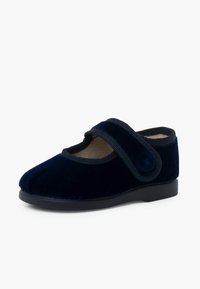Zapato Mary Jane de terciopelo azul marino con punta redondeada, correa de velcro ajustable y forro interior suave. Suela plana de goma para mayor estabilidad.