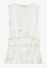 Top sans manches en satin blanc avec un décolleté en V profond, taille froncée et silhouette fluide, offrant une texture douce et une finition lisse.