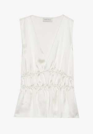 Top sem mangas em satin branco, apresentando um decote V profundo, cintura franzida e silhueta fluida, com textura suave e acabamento liso.
