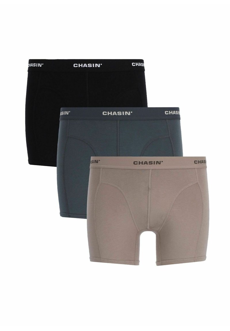 Drei Paare Boxer-Briefs in Schwarz, Dunkelgrau und Hellbeige. Jedes hat einen markierten elastischen Bund mit kontrastierenden Nähten.
