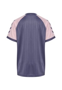 Lila och rosa kortärmad sporttröja med vertikala ränder, med rund halsringning och strukturerade ärmdetaljer.