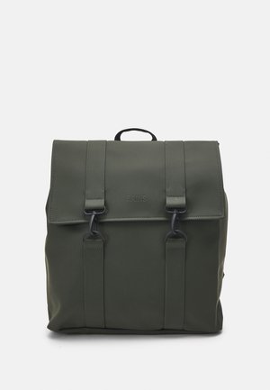 Ciemnozielony wodoodporny plecak z klapą, dwoma paskami z klamrami i górnym uchwytem do noszenia, z logo "RAINS" na klapie.