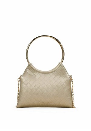 Bolso de mano de cuero beige tejido con un gran asa circular dorada y una correa de cadena dorada desmontable, diseñado para llevar en la mano o al hombro.