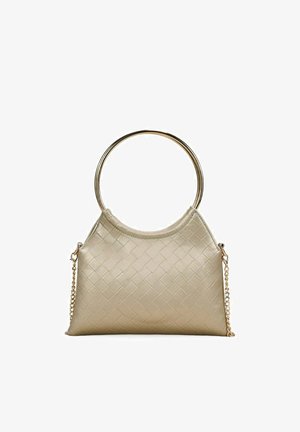 Bolso de mano de cuero beige tejido con un gran asa circular dorada y una correa de cadena dorada desmontable, diseñado para llevar en la mano o al hombro.