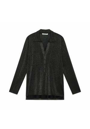 Chemise noire à manches longues avec une texture subtilement pailletée, col, décolleté en V profond avec boutons, et deux poches poitrine.