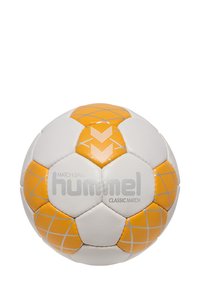 Biało-pomarańczowa piłka nożna, wykonana z teksturowanego materiału syntetycznego z heksagonalnym i diamentowym wzorem, posiadająca logo oraz detale "hummel".