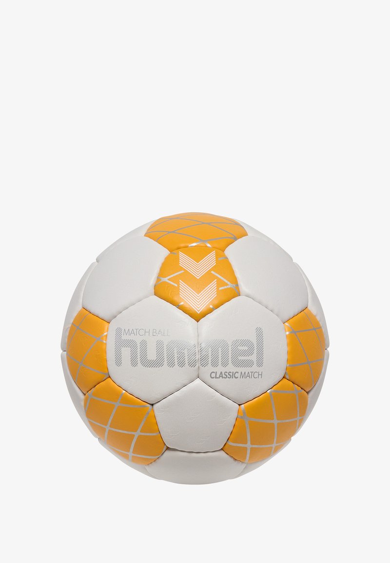 Biało-pomarańczowa piłka nożna, wykonana z teksturowanego materiału syntetycznego z heksagonalnym i diamentowym wzorem, posiadająca logo oraz detale "hummel".