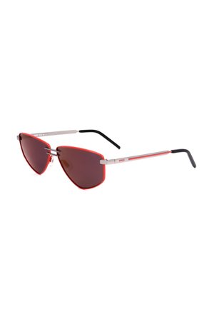 Occhiali da sole eleganti con lenti colorate di rosso e sottili montature argentate, con punte nere e marchio "HUGO" sulle aste.
