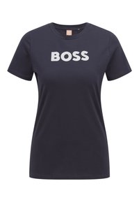 Námořnická modrá bavlněná tričko s kulatým výstřihem a krátkým rukávem, na přední straně s velkým nápisem "BOSS" stříbrnými písmeny.