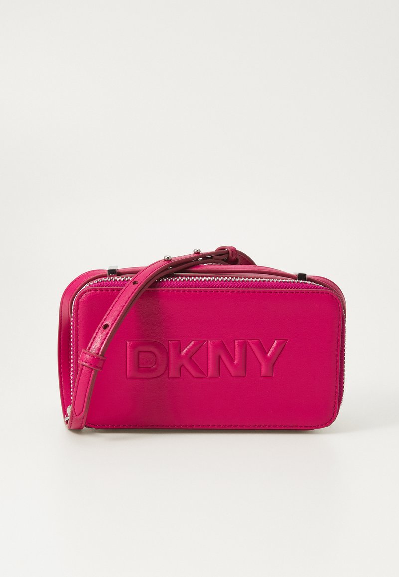 Rózsaszín DKNY keresztbody táska, dombornyomott logóval, cipzáros zárással, sima bőr textúrával és levehető vállpánttal. Kompakt, téglalap alakú.