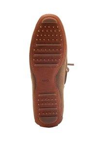 Scarpa in suede marrone con suola in gomma testurizzata, caratterizzata da motivi a presa circolare e un'area del tallone liscia. Accentuata da lacci marroni.