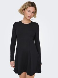 Robe noire à manches longues avec un corsage ajusté et une jupe évasée. Fabriquée en tissu lisse avec un col arrondi et des détails de couture subtils.