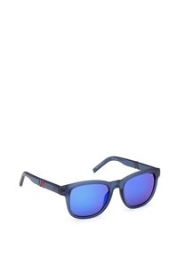 Lunettes de soleil avec une monture mate couleur marine, des verres miroités bleus, une forme rectangulaire et des branches fines avec une rayure d'accent rouge.