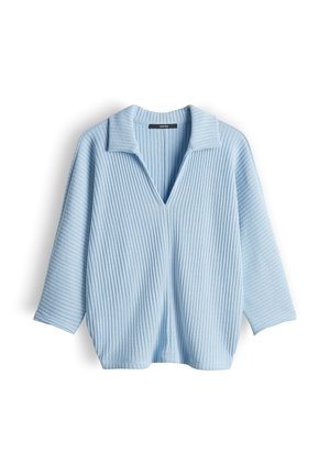 Hellblauer gerippter Strickpullover mit langen Ärmeln und Kragen, mit tiefem V-Ausschnitt.