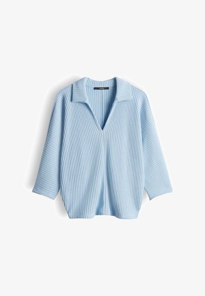 Hellblauer gerippter Strickpullover mit langen Ärmeln und Kragen, mit tiefem V-Ausschnitt.