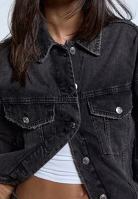 PULL&BEAR Chaqueta vaquera - black