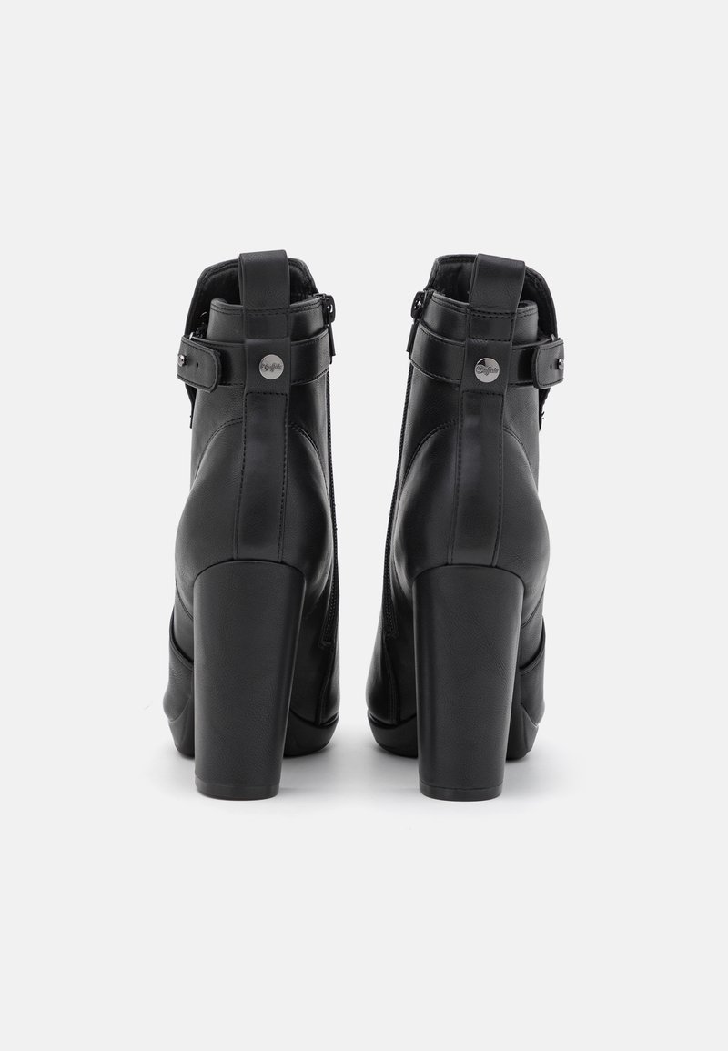 Schwarze, knöchelhohe Stiefel aus Leder mit Reißverschluss, Schnallenakzenten und einem klobigen, quadratischen Absatz. Glatte, matte Oberfläche.