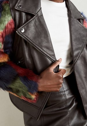 Giacca in similpelle - black
