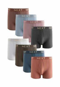 Huit paires de boxers stretch pour hommes dans différentes couleurs : marron, bleu clair, rose, gris, blanc, vert foncé et rouge fané. Chacun d'eux présente une ceinture dorée "NEXT".