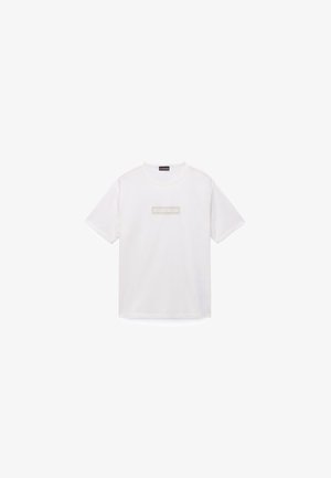 Balts īsroku T-krekls no kokvilnas ar teksturētu logotipa detaļu krūtīs un apaļu kakla izgriezumu. Vienkāršs dizains, brīvs piegriezums.