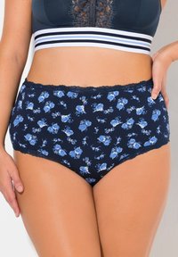 Marine hoge taille ondergoed met kantafwerking, voorzien van een blauw bloemenpatroon op rekbare stof. Zachte textuur en ontwerp met volledige dekking.