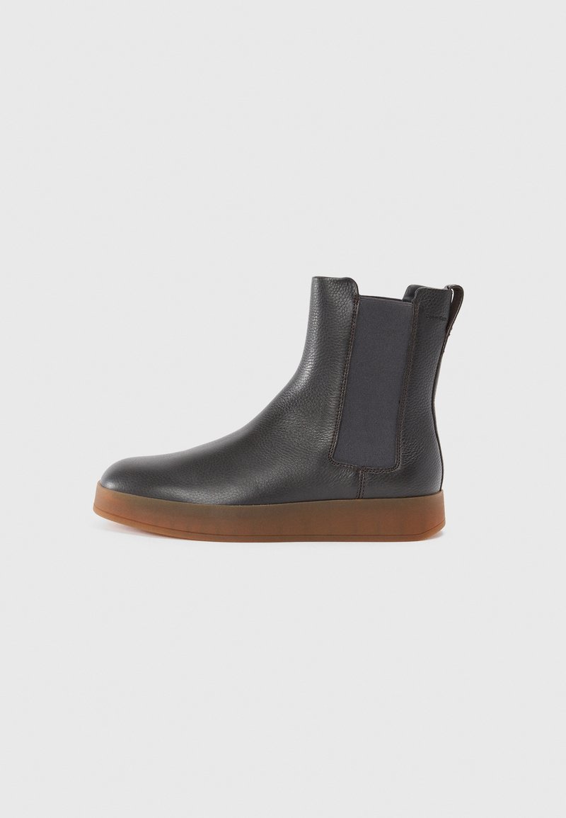 Schwarze Leder-Ankle-Boots mit elastischen seitlichen Einsätzen, runder Zehenpartie und einer tanfarbenen Gummisohle. Glatte Textur und elegantes Design mit minimaler Detailierung.