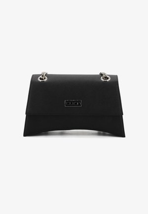 Borsa nera con un design strutturato, materiale testurizzato, patta piatta e dettagli in metallo argentato, con una placca logo sul davanti.