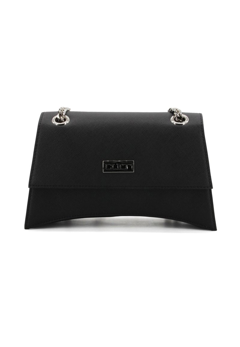 Borsa nera con un design strutturato, materiale testurizzato, patta piatta e dettagli in metallo argentato, con una placca logo sul davanti.