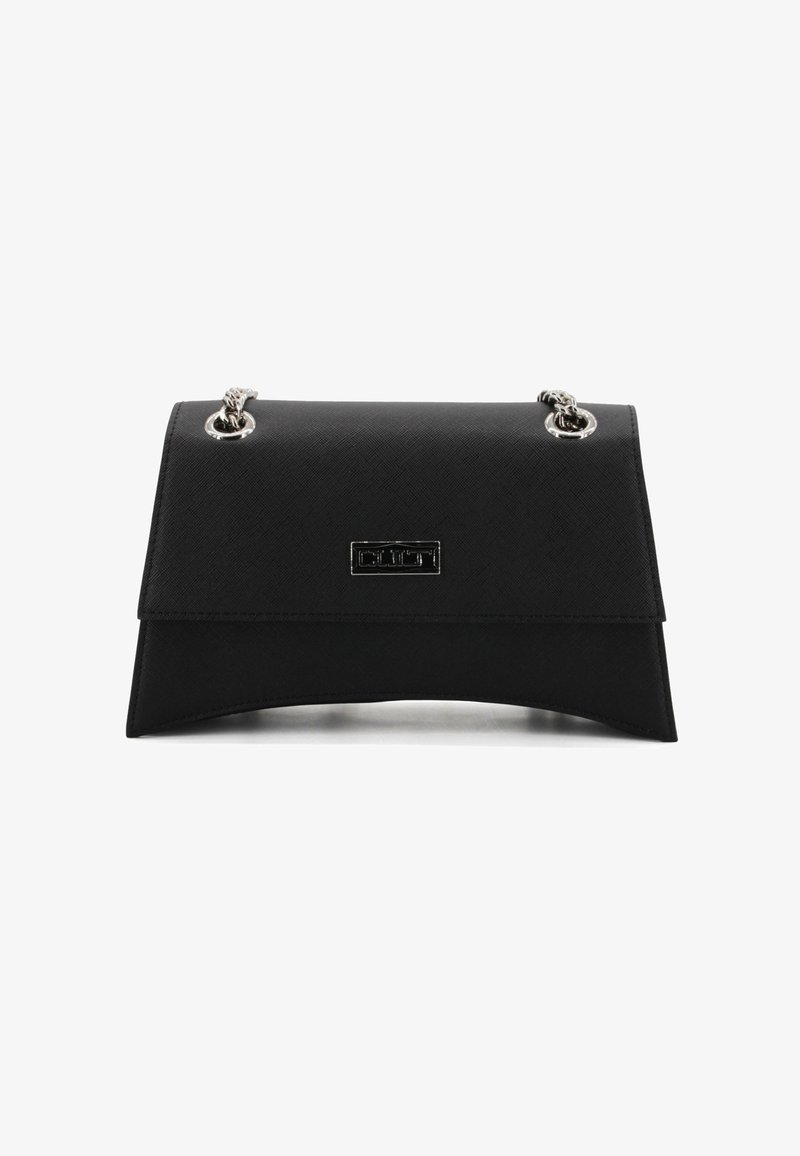 Borsa nera con un design strutturato, materiale testurizzato, patta piatta e dettagli in metallo argentato, con una placca logo sul davanti.