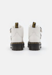 Dr. Martens Kotníkové boty na platformě - white