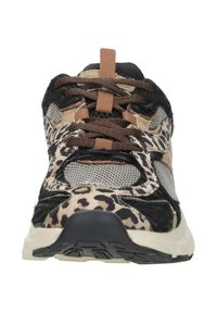 Schoen in luipaardprint met een mix van zwarte, beige en bruine materialen, netpanelen, gestructureerde accenten en bruine veters.