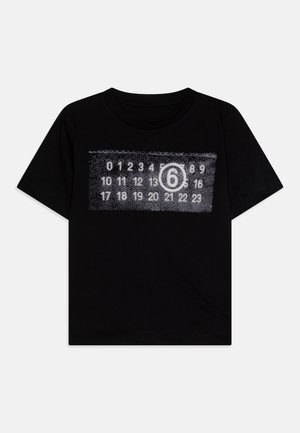 Schwarzes T-Shirt aus Baumwolle. Mit einem grauen Grafikdesign, das die Zahlen 0-29 und die Zahl 6 in einem Kreis in der Mitte zeigt. Kurzärmelig.