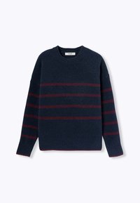 Pull bleu marine avec des rayures horizontales bordeaux, fabriqué en matériau doux, présente un col rond et des poignets côtelés, une coupe décontractée et des détails texturés.