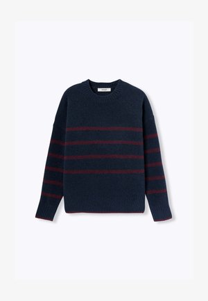 Pull bleu marine avec des rayures horizontales bordeaux, fabriqué en matériau doux, présente un col rond et des poignets côtelés, une coupe décontractée et des détails texturés.