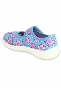 Blaue Stoffschuhe mit pinkem Blumenmuster und weißen Pünktchen. Verfügt über ein Slip-On-Design und eine weiße Gummisohle. Rundliche Zehenform.