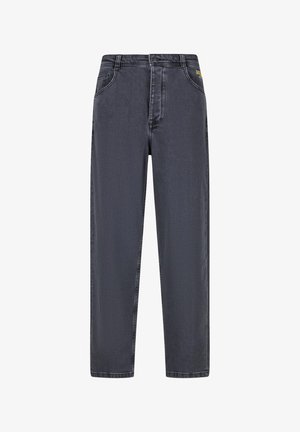 Tmavě šedé džínové kalhoty se střihovým designem rovného nohavice, pěti kapsami a jemným prošíváním. Na pase je umístěná visačka s logem.