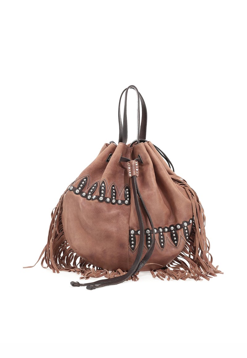 Zamszowy worek na sznurku w kolorze brązowym z czarnymi skórzanymi akcentami, frędzlami i ozdobnymi srebrnymi ćwiekami wzdłuż górnej krawędzi.