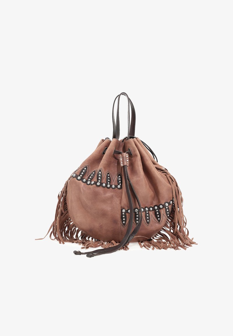 Zamszowy worek na sznurku w kolorze brązowym z czarnymi skórzanymi akcentami, frędzlami i ozdobnymi srebrnymi ćwiekami wzdłuż górnej krawędzi.