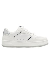 Zapatillas blancas con un upper de cuero suave y texturizado, acentos metálicos y una suela de goma gruesa. Detalles de franja lateral en gris.