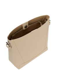 Beige leren handtas met een gestructureerde vorm, voorzien van een drukknoopsluiting en een binnenzak met rits. Gladde textuur met minimalistische designaccenten.